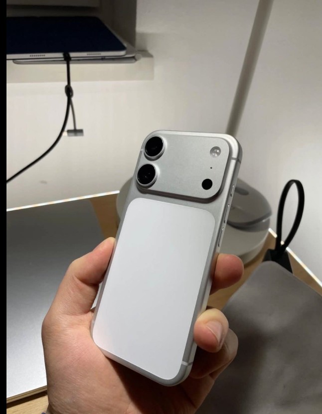 TelecomTalk's tweet photo. Apple iPhone 18 Standard Model to Get a New A20 Chipset with the Same AI Hardware as the A20 Pro Chipset.

Reports suggest that the iPhone 18’s A20 chipset will be developed on the same TSMC 2nm process with an 80 mm² die size, 2 performance cores and 4 efficient cores, with a 5-core GPU on the inside, while keeping the same 16-core Neural Engine as the A20 Pro chipset

#Apple #iPhone18 #iPhone18Pro #AppleiPhone18Leaks #AppleA20 #A20Chipset

Image Credits: iosuptodate, Saurav_DJ47