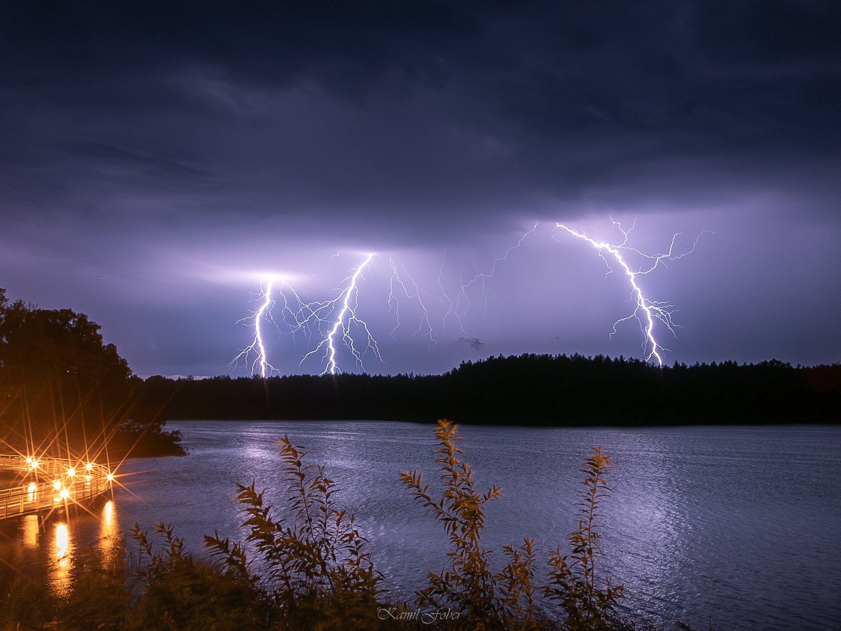 MeteoWlkp's tweet photo. Wraz z końcem września, zakończył się także umowny sezon burzowy. Poniżej 4 ulubione, piorunujące kadry, które wykonałem w tym roku :)
Więcej zdjęć i opisy dostępne pod linkiem: https://t.co/VhPhUBm9p4 https://t.co/1AqdUKCyWj