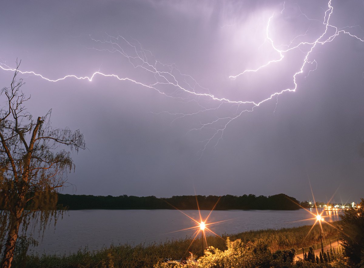 MeteoWlkp's tweet photo. Wraz z końcem września, zakończył się także umowny sezon burzowy. Poniżej 4 ulubione, piorunujące kadry, które wykonałem w tym roku :)
Więcej zdjęć i opisy dostępne pod linkiem: https://t.co/VhPhUBm9p4 https://t.co/1AqdUKCyWj