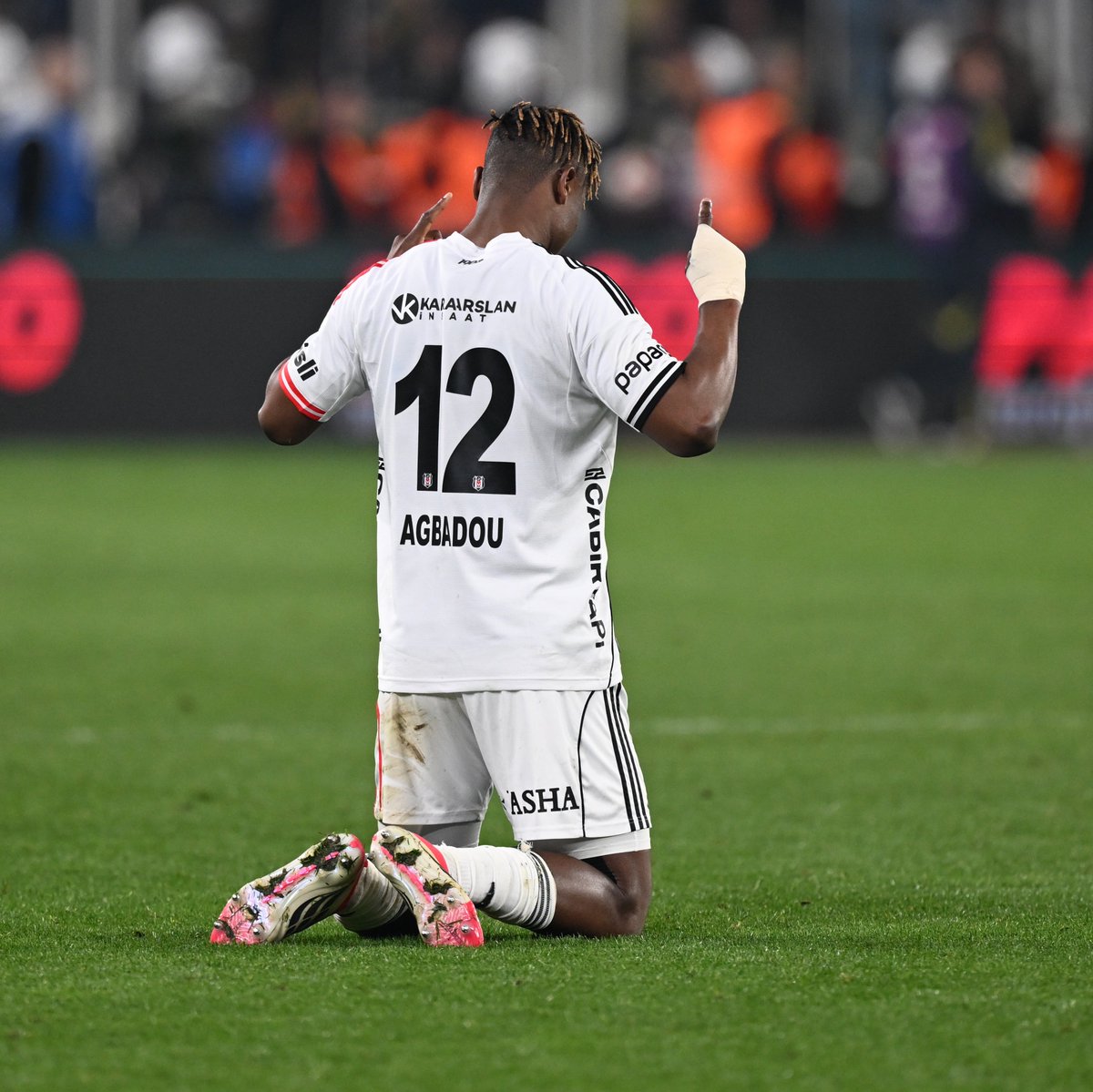 OlayBesiktas's tweet photo. Emmanuel Agbadou: “Asla penaltı değil. Ceza sahası içinde bile değil. Hakemin VAR’a gitmemesi imkansız. Dürüstçe de şampiyon olunabilir. Bu utanılacak bir durum.”

O skandal maçın hakemi Yasin Kol’du.

Yasin Kol bugün gözaltına alındı.

Yarına kalır yanına kalmaz! https://t.co/WXoBEmhmDc