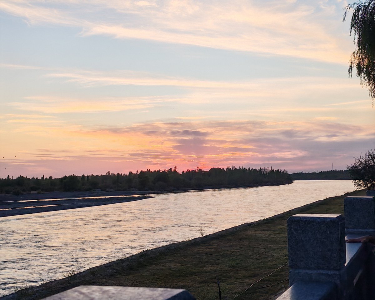 ElizabethNrbcu's tweet photo. Hoy me sentí completamente pequea viendo la puesta de sol anaranjada sobre el mar. Esos pequeos momentos me curan el corazón. https://t.co/h8LnQDjJk2