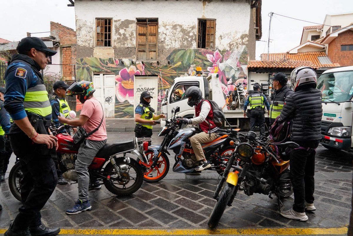 NuevoTiempoCue's tweet photo. 🚨 NUEVO OPERATIVO IMPACTO DEJA 17 MOTOCICLETAS RETENIDAS EN CUENCA 

La #EMOV ejecutó un operativo en el sector de Calle Larga.

🔹 34 citaciones por vidrios polarizados
🔹 3 vehículos sin placas de identificación
🔹 17 motocicletas retenidas, principalmente por falta de documentación y revisión técnica vehicular.

Fotos cortesía ⤵️