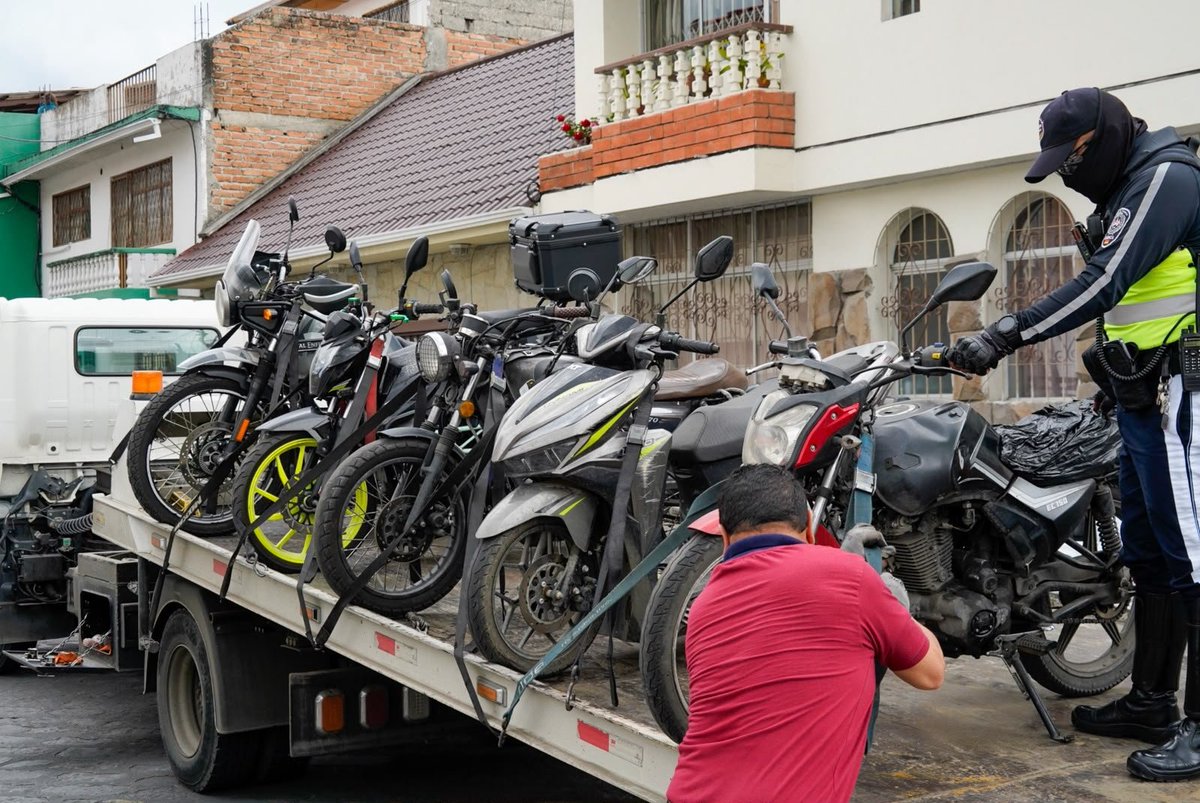 NuevoTiempoCue's tweet photo. 🚨 NUEVO OPERATIVO IMPACTO DEJA 17 MOTOCICLETAS RETENIDAS EN CUENCA 

La #EMOV ejecutó un operativo en el sector de Calle Larga.

🔹 34 citaciones por vidrios polarizados
🔹 3 vehículos sin placas de identificación
🔹 17 motocicletas retenidas, principalmente por falta de documentación y revisión técnica vehicular.

Fotos cortesía ⤵️