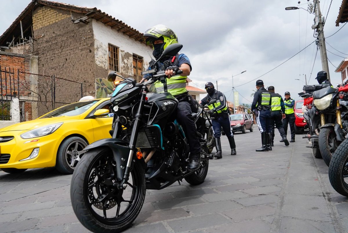 NuevoTiempoCue's tweet photo. 🚨 NUEVO OPERATIVO IMPACTO DEJA 17 MOTOCICLETAS RETENIDAS EN CUENCA 

La #EMOV ejecutó un operativo en el sector de Calle Larga.

🔹 34 citaciones por vidrios polarizados
🔹 3 vehículos sin placas de identificación
🔹 17 motocicletas retenidas, principalmente por falta de documentación y revisión técnica vehicular.

Fotos cortesía ⤵️