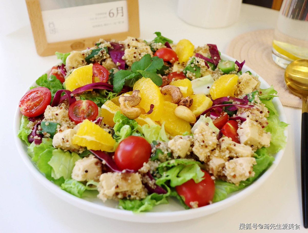 DianaCorygn's tweet photo. Comida para perder grasa: Ensalada de quinoa, pollo a la parrilla y aguacate, ligera y nutritiva, ideal para tu rutina fitness diaria! https://t.co/wnN7O9kMh1