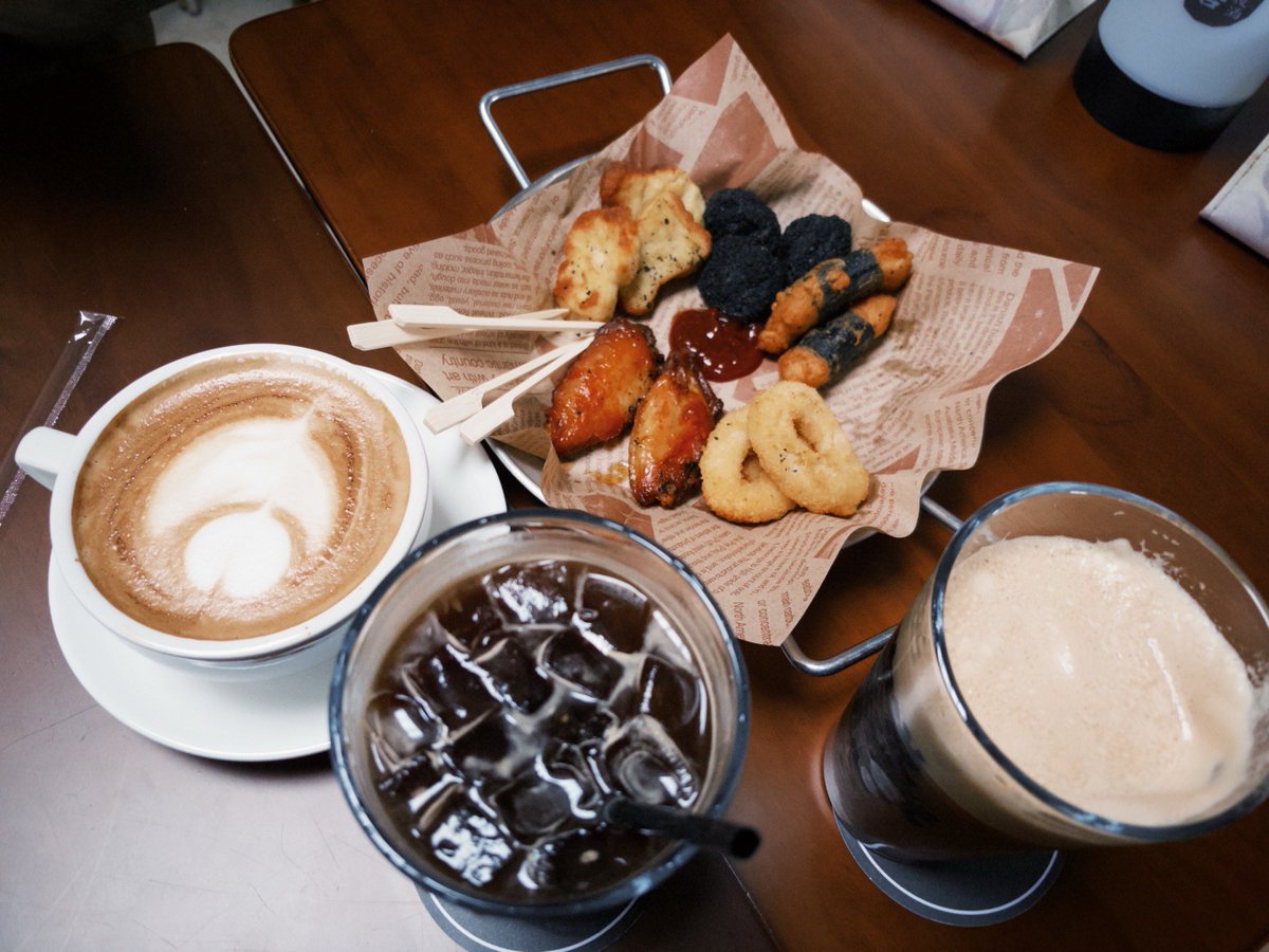 EleanorFaueq's tweet photo. Tarde noche en la cafetería: taza de café humeante y empanadas recién hechas para el último cliente de la noche, que charla tranquila sin prisa. https://t.co/29NSnyTcFO