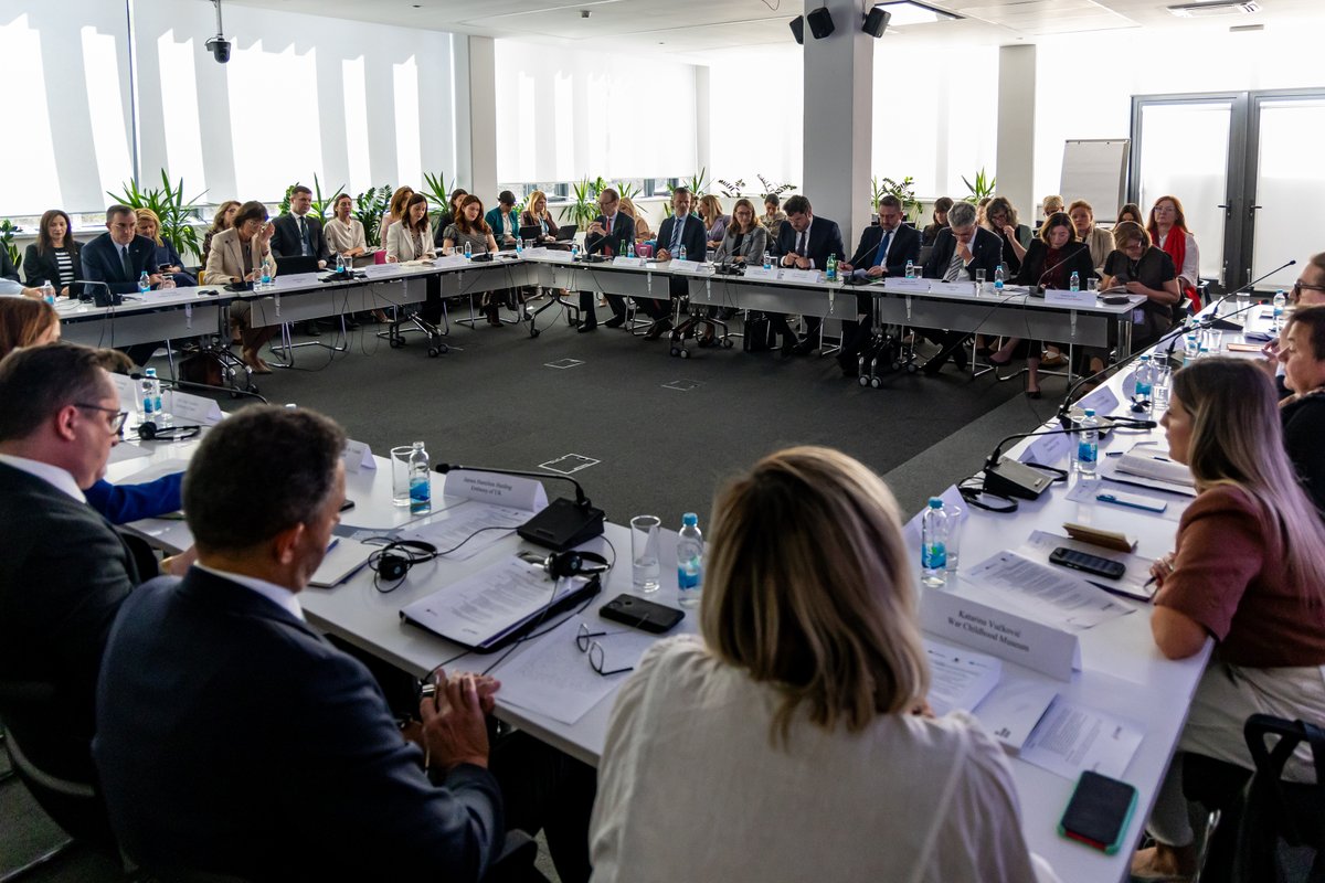 CSS_BiH's tweet photo. #CSSBiH pristupio Kompaktu za žene, mir i sigurnost i humanitarno djelovanje (WPS-HA Compact)!

Kompakt je globalni mehanizam koji okuplja institucije, međunarodne organizacije i civilno društvo radi unapređenja ravnopravnog učešća i liderstva žena u mirovnim, sigurnosnim i humanitarnim procesima, kroz konkretne obaveze i praćenje rezultata. Naša zemlja mu je pristupila u decembru 2025. kao prva zemlja Zapadnog Balkana!

Na današnjem strateškom okruglom stolu u Sarajevu, koji je okupio predstavnice i predstavnike civilnog društva, državnih institucija, akademske zajednice i međunarodne zajednice, generalni sekretar Benjamin Plevljak ukazao je na motive pristupanja i doprinos CSS-a ovom mehanizmu. Naš motiv se ogleda kroz jasnu poruku - sektor sigurnosti mora biti ogledalo društva kojem služi!

Imaju li žene jednake mogućnosti za napredovanje u sektoru sigurnosti? Kako institucije odgovaraju na postojanu diskriminaciju? Koliko žene zaista učestvuju u odlučivanju? Šta rade tijela za demokratski nadzor institucija sektora sigurnosti?

To su pitanja koja želimo snažnije otvoriti kroz istraživanja, izgradnju kapaciteta, zagovaranje i saradnju s institucijama, civilnim društvom i mladima. U zajednicu Kompakta donosimo svoje iskustvo i spremnost za partnerstva koja vode konkretnim i trajnim promjenama.

Skup su organizovali Agencija za ravnopravnost spolova BiH, Ambasada Australije i Ujedinjene nacije u BiH.

#ŽeneMirSigurnost #ŽeneVodeBiH