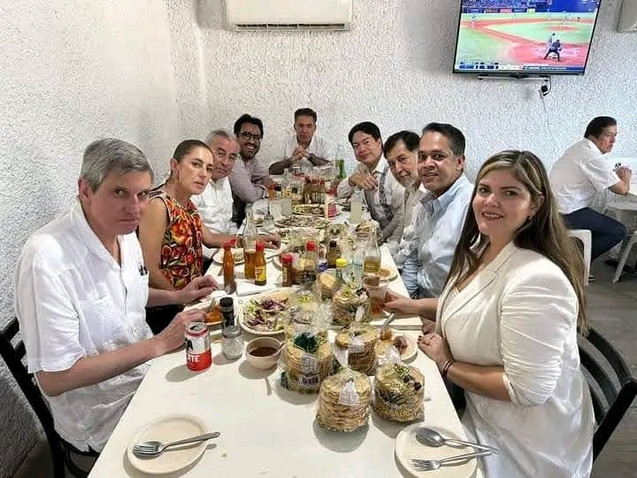 ContactoRevist's tweet photo. 📷DEL BAÚL DE LOS RECUERDOS...Allá en Mazatlán, con el Pelucas, hace precisamente tres años ... Vean quién está presidiendo la mesa marisquera !!!.🔳 #Sinaloa 

✍️Créditos a Jesús Fuentes Felix, ex Presidente de la Asociación de Periodistas de Sinaloa https://t.co/uDiR4ixCsX