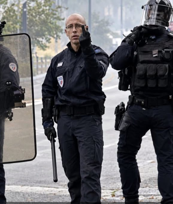 OdphiliZero's tweet photo. @MLP_officiel Tout à fait, défendons notre police républicaine https://t.co/uPo5HxzqwH