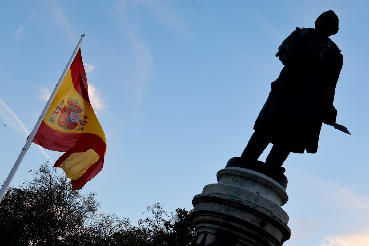 PPAytoVLL's tweet photo. 🔵 Una bandera de España que ondea por la esperanza y un monolito escultórico de Gonzalo Coello que nace del corazón de Valladolid. La Plaza Zorrilla tiene desde hoy un nuevo símbolo de solidaridad y cariño a @ContraCancerEs. Porque frente al cáncer, nadie está solo. https://t.co/oYpsiPS0kS