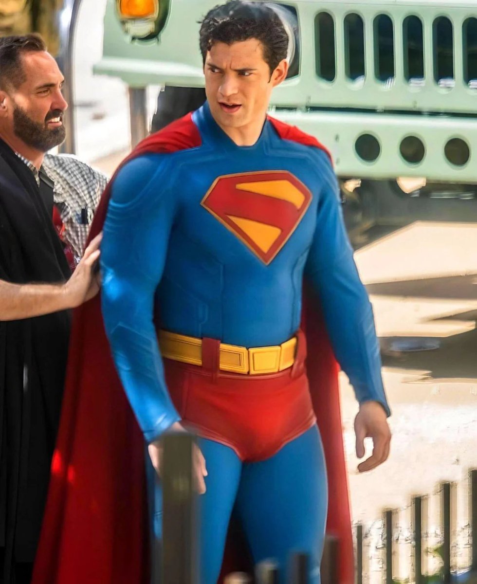 DomCosmic's tweet photo. @Damsel_Interact depends how it's done, comic accurate suits usually look really flat in live action because in comics/art its more flexible with shading/coloring. 
minimal lines on a suit look a lot better bc it gives the suit more shape and structure
Best Examples: https://t.co/ckgH5zC72x