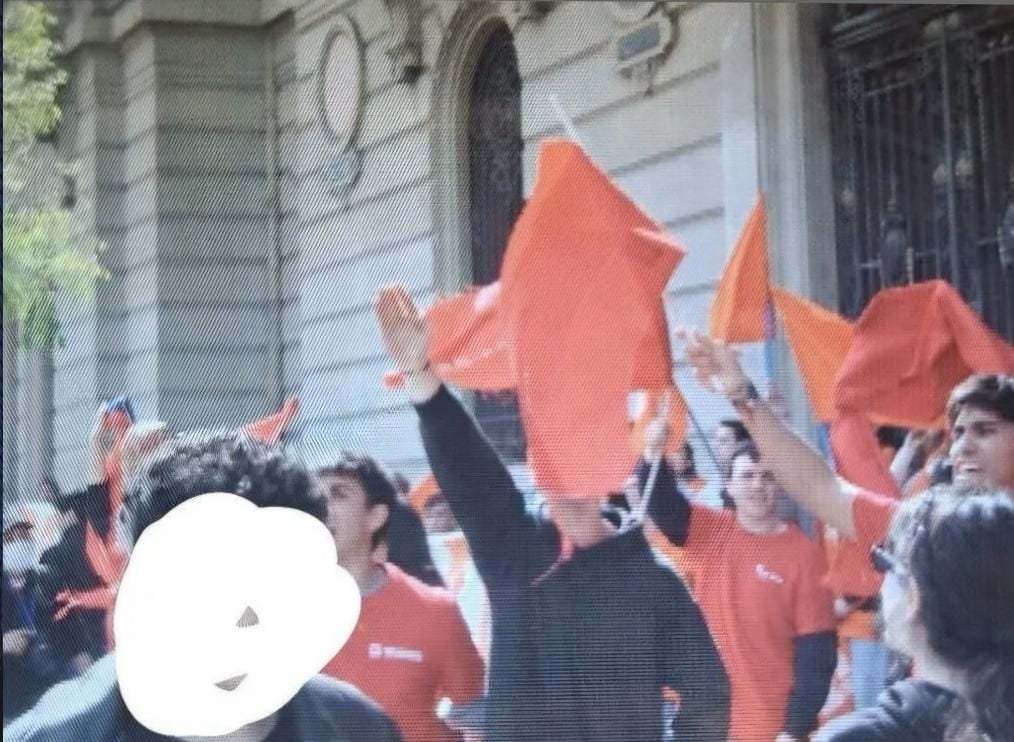 Tendencias_PQ's tweet photo. 🚌 "Parando la Micro"

Porque los jóvenes del movimiento "Solidaridad" parece que estaban esperando el Transantiago hoy a la hora de la protesta... ¿O era otra cosa? https://t.co/6jcMHAdmWb