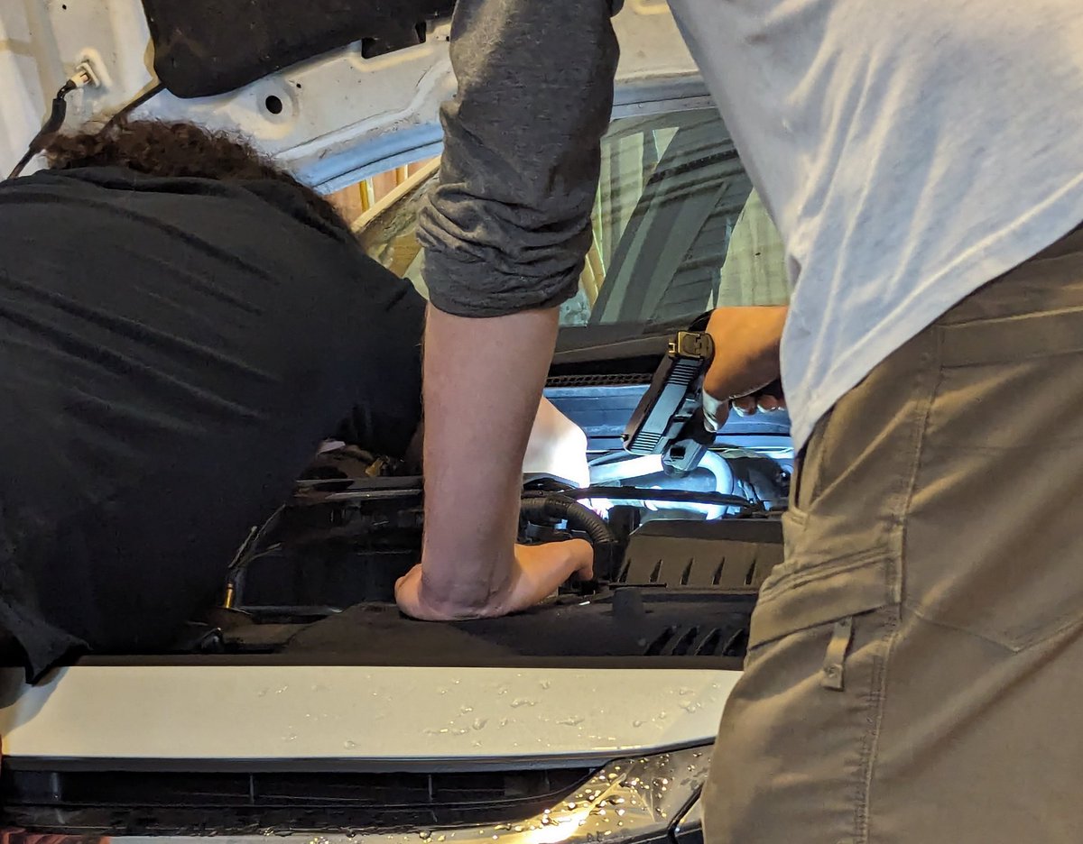 esparttt's tweet photo. Couple of honest, hardworking mechanics right here https://t.co/C9JMTjHDgE