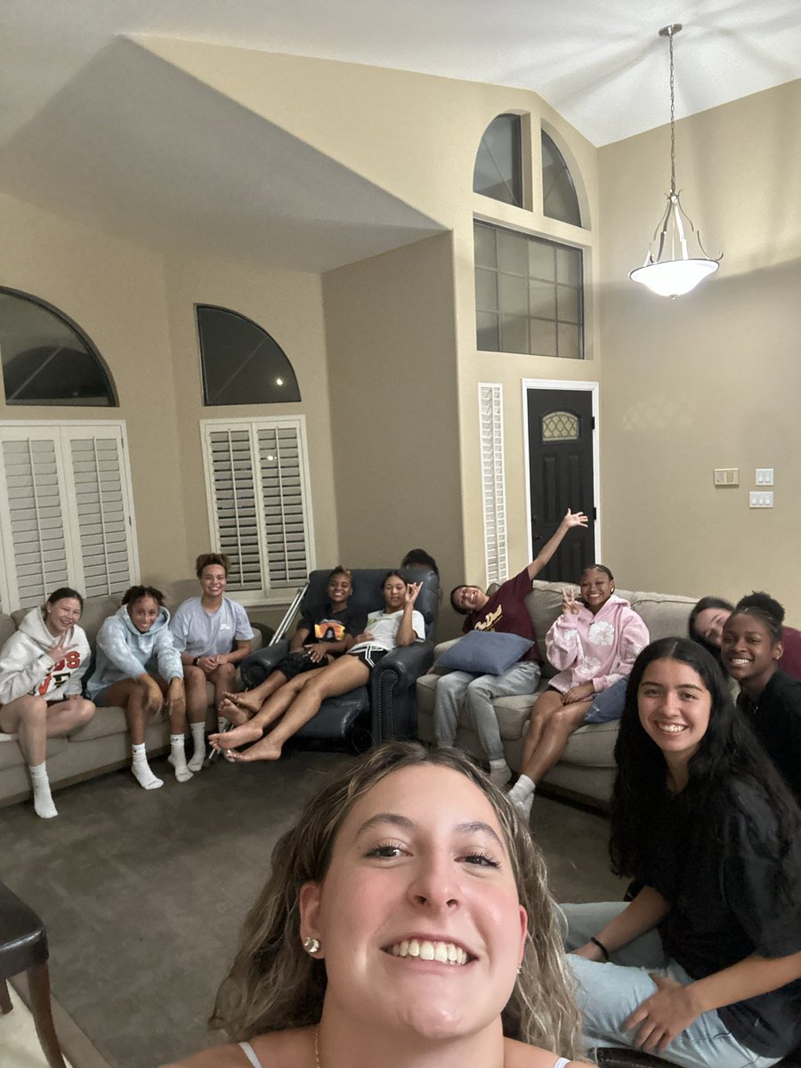 HamiltonHoops's tweet photo. Lady Husky Game Night…Offseason bonding at its finest…

Great vibes, Great Energy &amp; tons of fun…1% better on &amp; off the court! 

#LadyHuskiesBasketball #ChasingGreatness https://t.co/Nj93hQFjd4