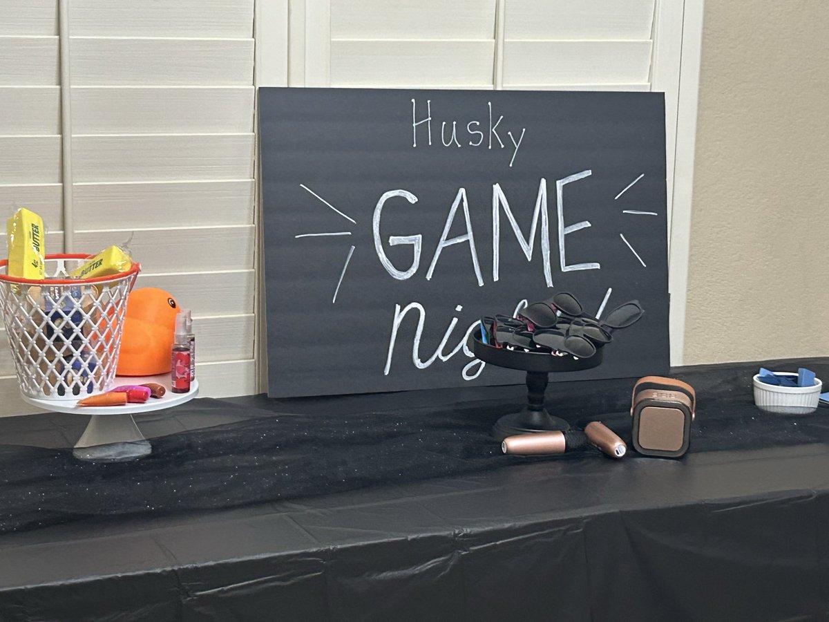 HamiltonHoops's tweet photo. Lady Husky Game Night…Offseason bonding at its finest…

Great vibes, Great Energy &amp; tons of fun…1% better on &amp; off the court! 

#LadyHuskiesBasketball #ChasingGreatness https://t.co/Nj93hQFjd4