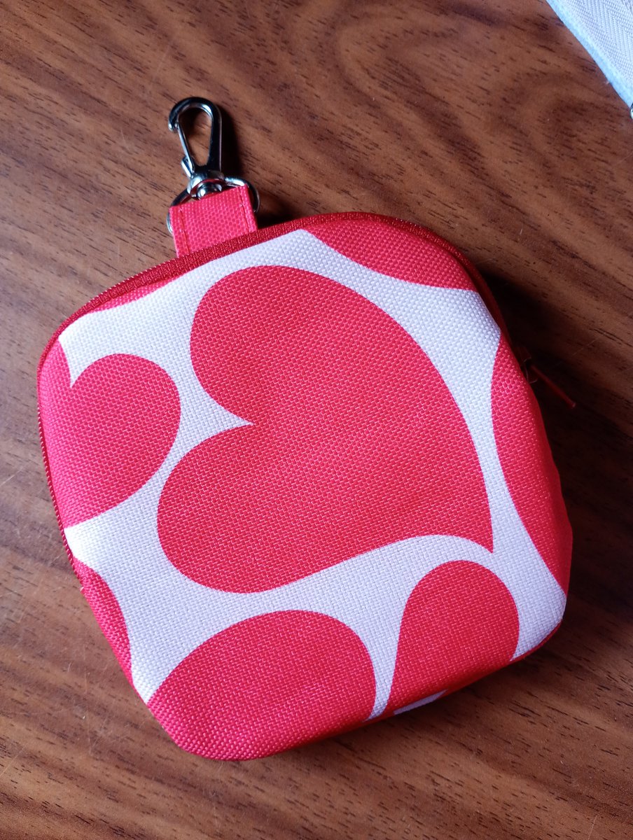 WomanDPrince's tweet photo. Monederos para llevar enganchados en la mochila o el bolso 👜🎒
Son prácticos y perfectos para tener a mano dinero, llaves o esas cositas que siempre terminan perdidas dentro de la cartera 😅
Estoy haciendo estos con distintas estampas
¿Quién quiere uno? 👀❤️ https://t.co/N58LbzAsOf