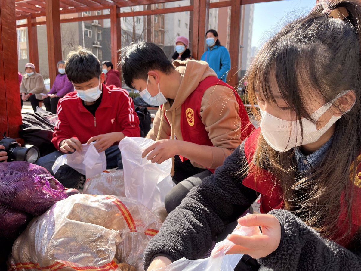 EllieNelsoym's tweet photo. Esta semana ayudamos a distribuir alimentos a familias necesitadas en el barrio sur. Pequeos gestos hacen una gran diferencia! https://t.co/ju61O5UnBn