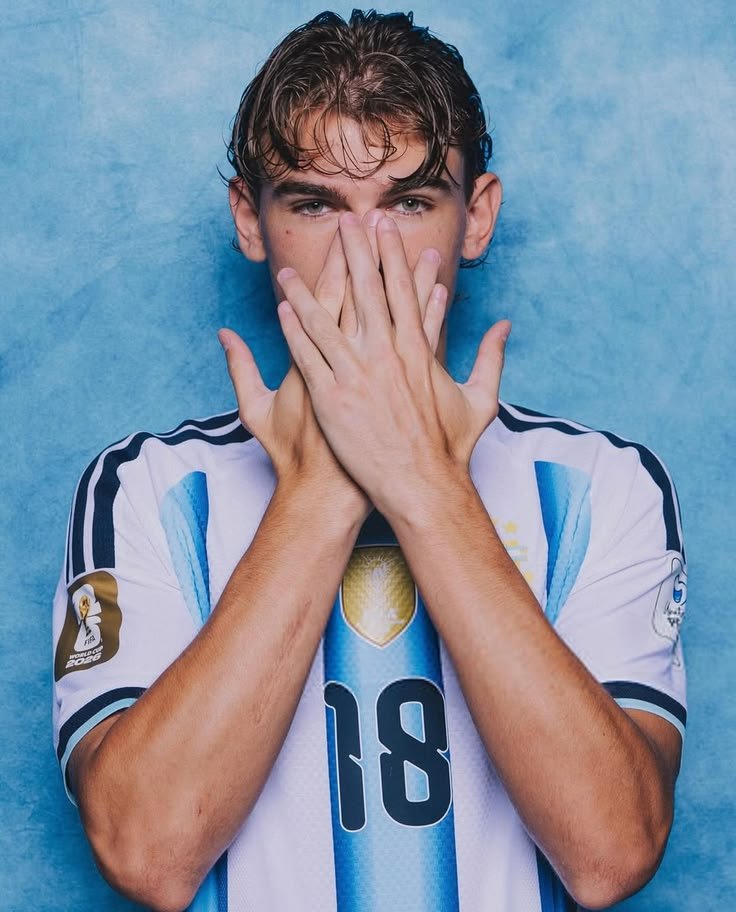 BocaYoTeAmooo_'s tweet photo. Cómo les duele que Nico Paz un excelente mediocampista ofensivo de gran proyección internacional no se haya metido a la selección española y haya preferido venir a jugar acá con la Selección Argentina ehhhhh https://t.co/8yYBlhTNBo