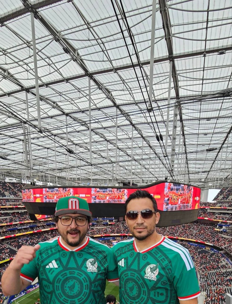 jorgegogdl's tweet photo. Los hermanos de @JulietaRamirezP  disfrutando del mundial de futbol en los malvados Estados Unidos, viendo el juego de Austria vs España

Amador Fernando y Alejandro Ramírez Padilla, curiosamente Fernando cobra 1 millón 900 mil pesos al año en el IMSS #FamiliasDelBienestar https://t.co/IJN7FQJNLR