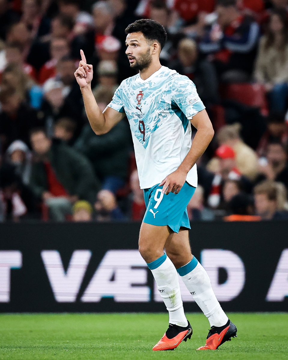 selecaoportugal's tweet photo. Primeiro toque ou o golo? Nós gostámos dos dois 🔫❤️‍🔥 

#NationsLeague | #DENPOR https://t.co/YOtVKLAnUy