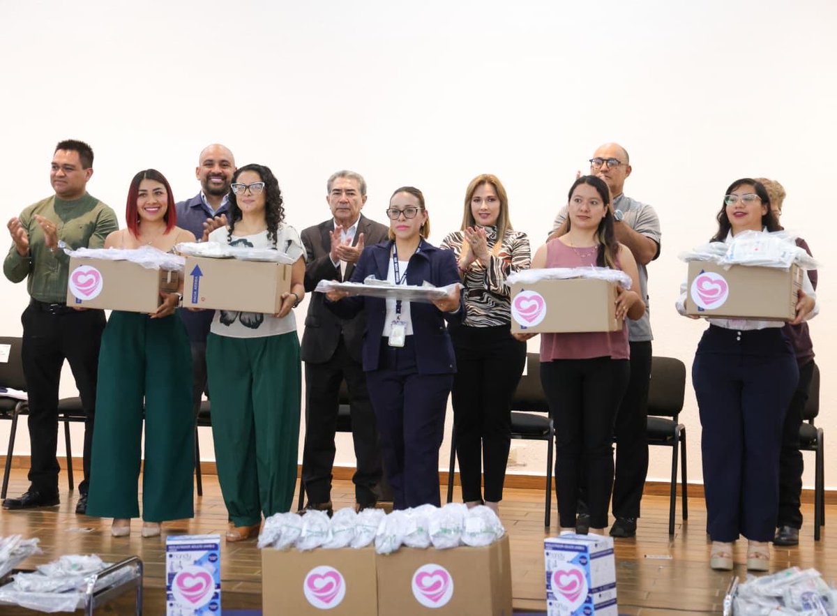 armentapuebla_'s tweet photo. Con el objetivo de fortalecer los servicios de salud 🫶🏼, mi esposa Ceci, presidenta del patronato del @DIFGobPue, participó en la entrega de insumos y equipo médico a cinco hospitales de especialidades, con el objetivo de reforzar la atención médica a las familias poblanas. 💊🩺🏥