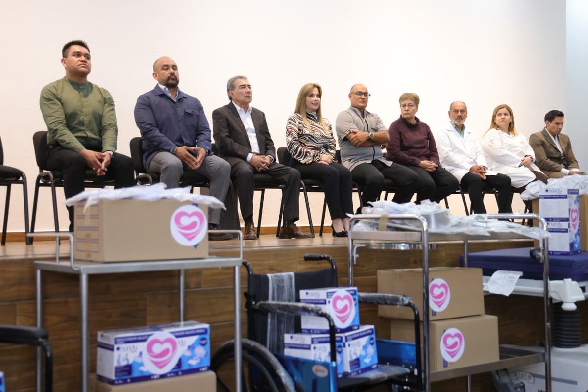 armentapuebla_'s tweet photo. Con el objetivo de fortalecer los servicios de salud 🫶🏼, mi esposa Ceci, presidenta del patronato del @DIFGobPue, participó en la entrega de insumos y equipo médico a cinco hospitales de especialidades, con el objetivo de reforzar la atención médica a las familias poblanas. 💊🩺🏥
