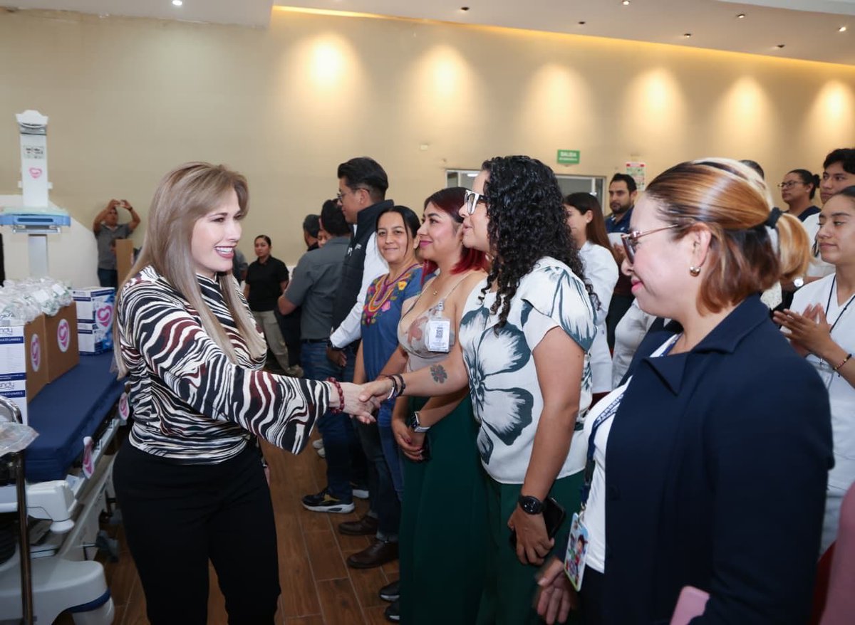 armentapuebla_'s tweet photo. Con el objetivo de fortalecer los servicios de salud 🫶🏼, mi esposa Ceci, presidenta del patronato del @DIFGobPue, participó en la entrega de insumos y equipo médico a cinco hospitales de especialidades, con el objetivo de reforzar la atención médica a las familias poblanas. 💊🩺🏥