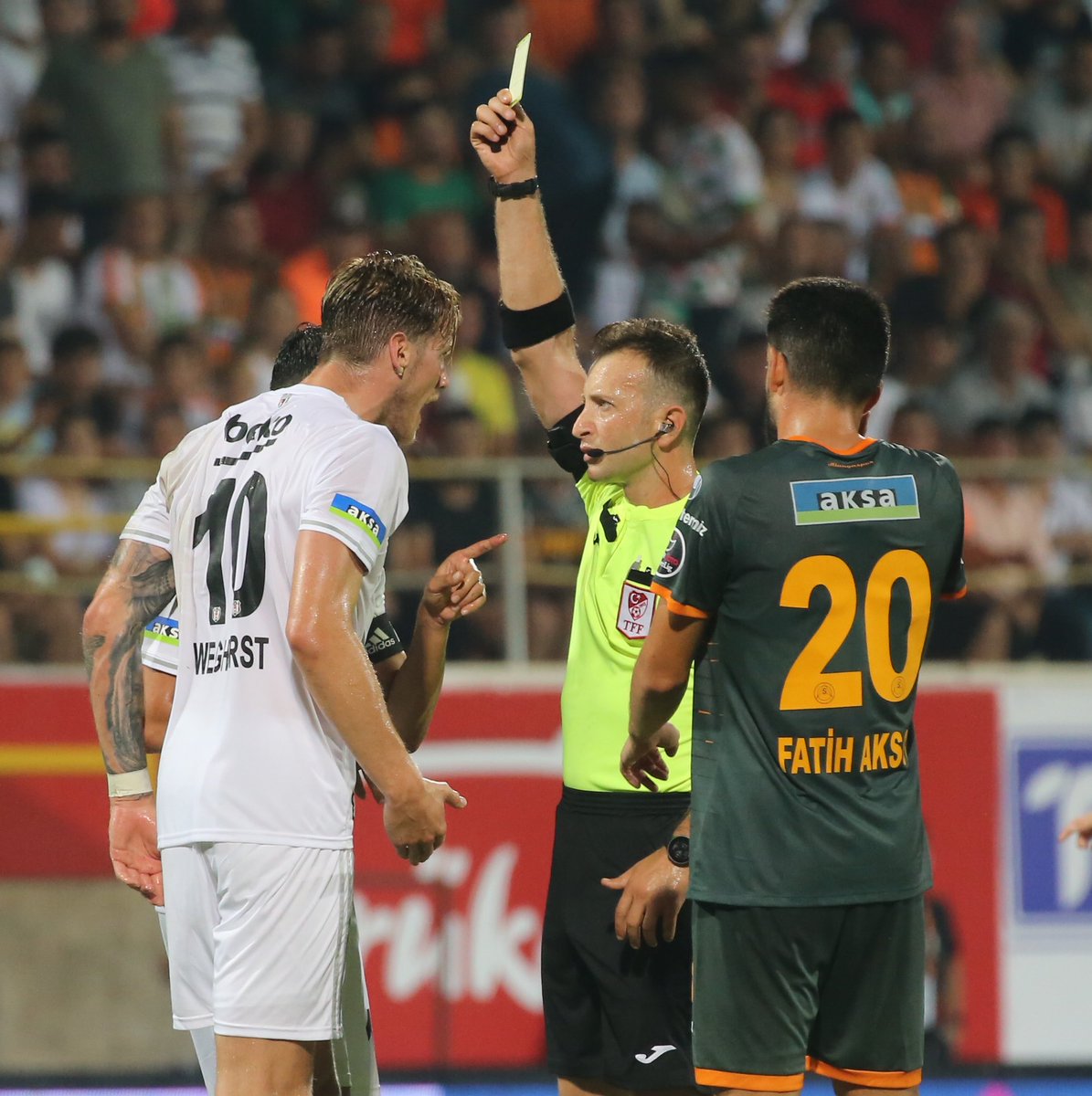 KartalRecord's tweet photo. 🚨 TARİH: 14 AĞUSTOS 2022

Beşiktaş, Alanyaspor deplasmanında 31 dakikada 3-0 öne geçti. Yasin Kol, 37’de Emrecan Uzunhan’ı skandal bir ikinci sarıyla oyundan attı. Weghorst’a yapılan faullerde verdiği kararlar tepki çekti. Maç 3-3 bitti.

Beşiktaş: “Üç puanımız gasbedilmiştir!” https://t.co/SYw9mijctf
