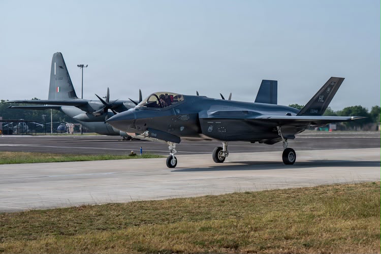 Agni_Yatra's tweet photo. 🔹#Inde 🇮🇳/#USA 🇺🇸🔹

D'autres photos du F-35A en Inde : https://t.co/gthB3CR5Yo