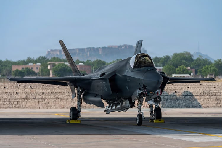 Agni_Yatra's tweet photo. 🔹#Inde 🇮🇳/#USA 🇺🇸🔹

D'autres photos du F-35A en Inde : https://t.co/gthB3CR5Yo