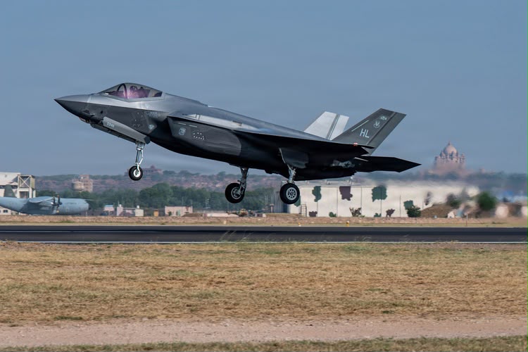 Agni_Yatra's tweet photo. 🔹#Inde 🇮🇳/#USA 🇺🇸🔹

D'autres photos du F-35A en Inde : https://t.co/gthB3CR5Yo