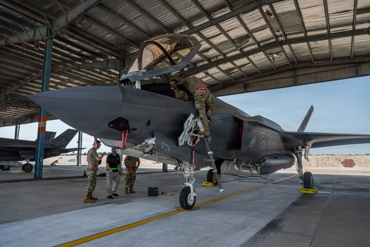 Agni_Yatra's tweet photo. 🔹#Inde 🇮🇳/#USA 🇺🇸🔹

D'autres photos du F-35A en Inde : https://t.co/gthB3CR5Yo
