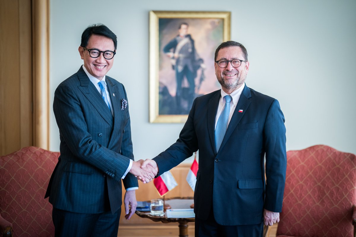 Minrel_Chile's tweet photo. El ministro Francisco Pérez Mackenna se reunió con el viceministro de RREE de Indonesia, Arif Havas Oegroseno, y el embajador de Vietnam, Nguyen Viet Cuong, para profundizar los vínculos bilaterales y avanzar en el comercio, inversión e integración con el sudeste asiático. https://t.co/uJ859pfsab