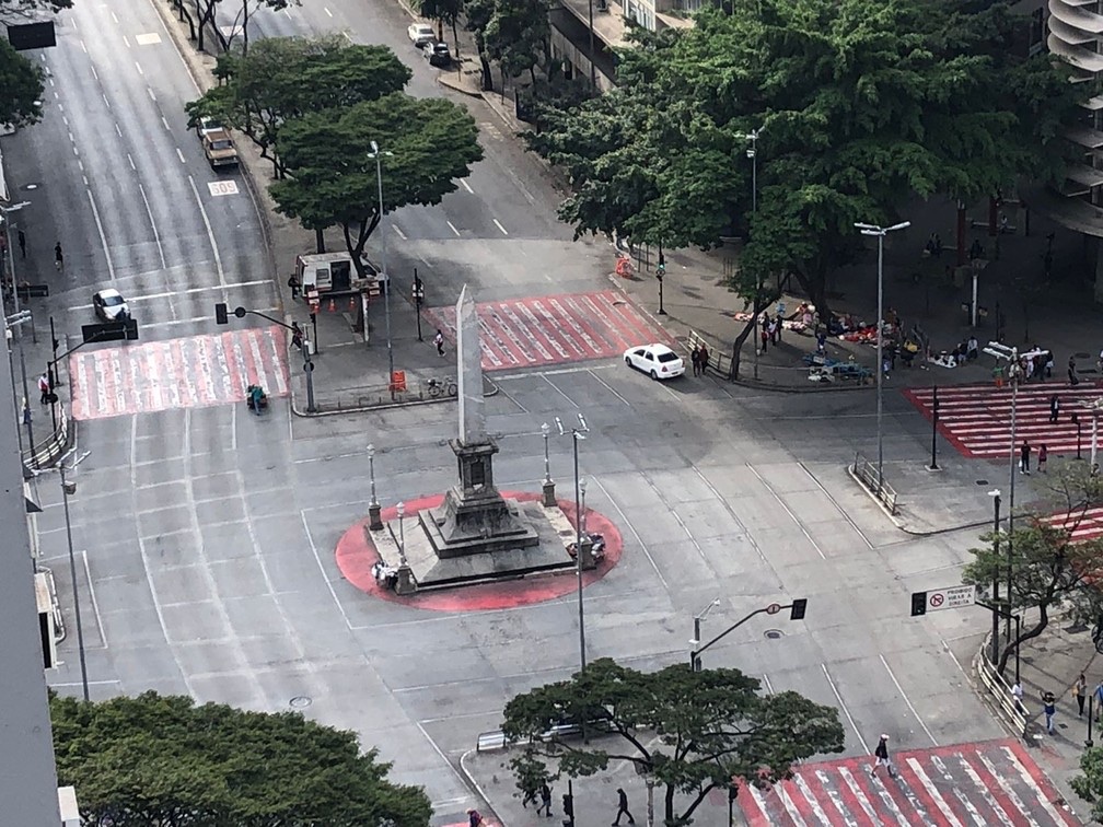 ellasunshiine's tweet photo. gnt a praça 7 nem é um lugar de vdd, é só um obelisco no meio de uma rotatória. se vc tentar ir lá no meio provavelmente vai ser atropelado KKKKKKKKKK https://t.co/YEJ9Vjfef5