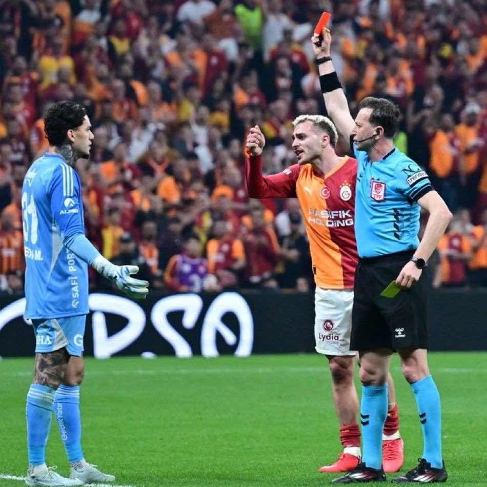 cnnergnc's tweet photo. Fotoğrafın sağındaki iki rezil zerre umrumda değil, hepsi kendine yakışanı yapar, bir bir hakettiğini yaşar, yaşıyor! Ama bu yapının algısıyla solda, dimdik, tek başına savaşan adama hain diyen embesilbahçeliler, benim asıl savaşım sizinle! https://t.co/Ckava6IEVz