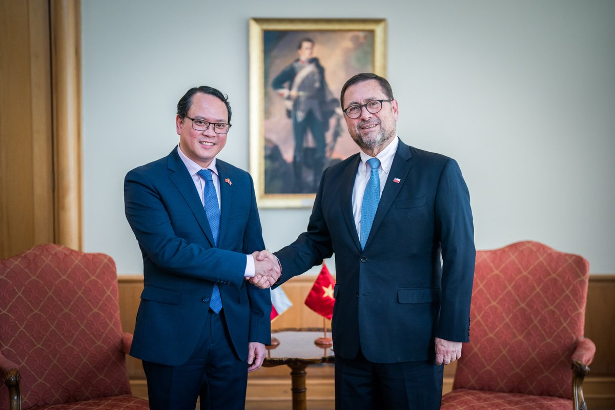 Minrel_Chile's tweet photo. El ministro Francisco Pérez Mackenna se reunió con el viceministro de RREE de Indonesia, Arif Havas Oegroseno, y el embajador de Vietnam, Nguyen Viet Cuong, para profundizar los vínculos bilaterales y avanzar en el comercio, inversión e integración con el sudeste asiático. https://t.co/uJ859pfsab