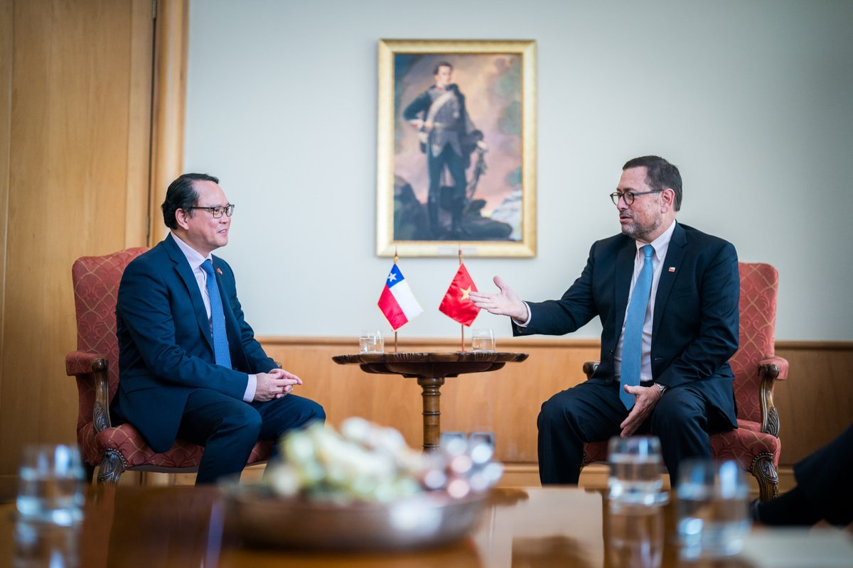 Minrel_Chile's tweet photo. El ministro Francisco Pérez Mackenna se reunió con el viceministro de RREE de Indonesia, Arif Havas Oegroseno, y el embajador de Vietnam, Nguyen Viet Cuong, para profundizar los vínculos bilaterales y avanzar en el comercio, inversión e integración con el sudeste asiático. https://t.co/uJ859pfsab