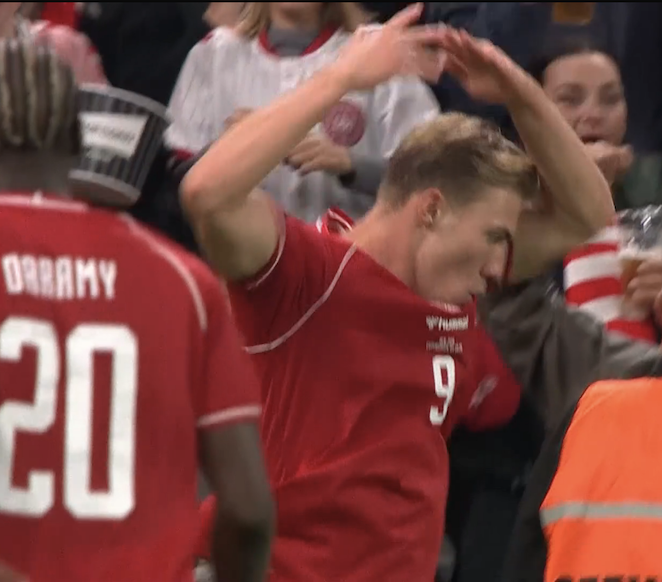 TouchlineX's tweet photo. 🚨 𝗕𝗥𝗘𝗔𝗞𝗜𝗡𝗚: Rasmus Højlund did Cristiano Ronaldo's "SIIIUUU" celebration after scoring.

Showing respect to the Portuguese LEGEND! ❤️🇵🇹 https://t.co/nr5qIhoE3U