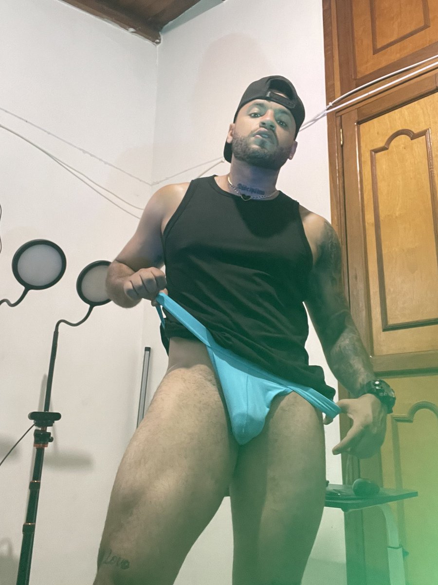 Dereck_106F4F's tweet photo. Which one do you like more 1 or 2 comment !! 🍑🍆🔥🔥

#RT @Flirt4Free https://t.co/ZohRbI7sjI
