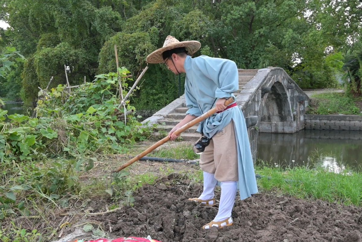 mindy_l_430_53f's tweet photo. [Guess what A group of caring 士 (shì, gentlemen scholars) just 溉 (gài, watered) the community garden, and I helped with a little 估 (gū, estimated) the vegetable growth!]， https://t.co/WAQaslCdKB