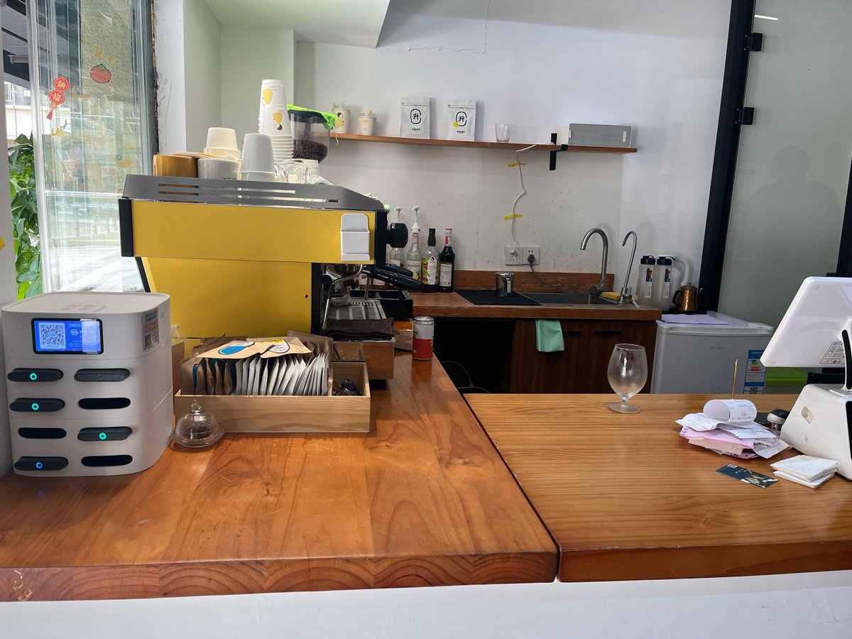 TrinityAddomut's tweet photo. Limpio el mostrador de cocina después del almuerzo, el aroma del café aún flota en el aire https://t.co/3E8w24cKVs