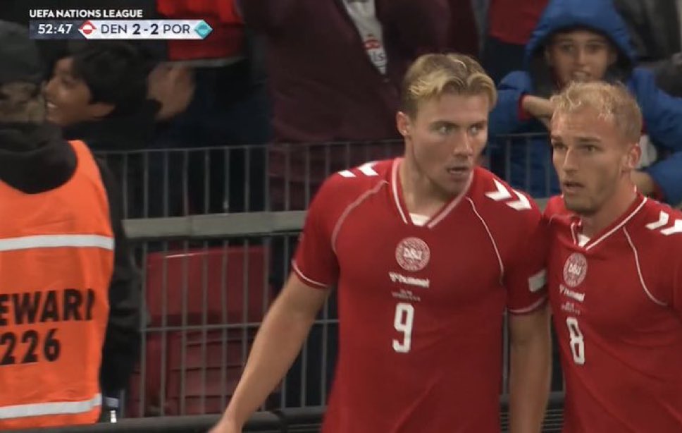 NoodleHairCR7's tweet photo. HOJLUND SCORED AND HIT THE SIUUU

JAHAJA FCUK PORTUGAL https://t.co/VLrY6ODU5O