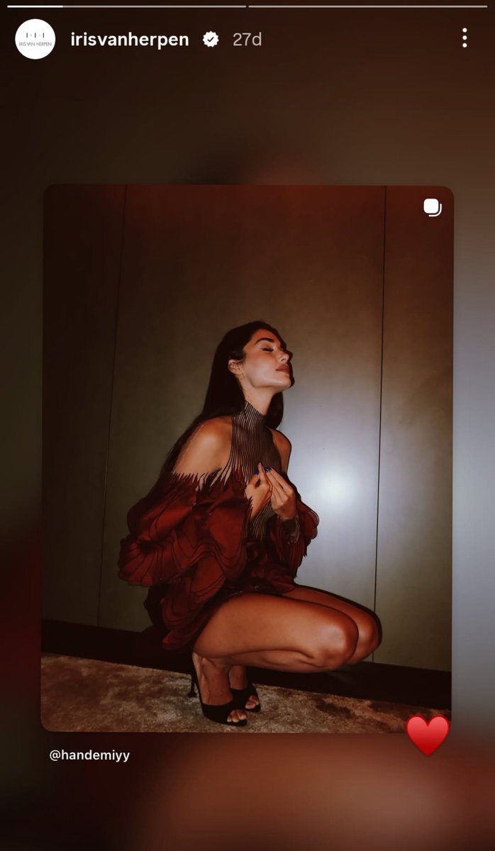 DailyHandeErcel's tweet photo. Dünyaca ünlü haute couture markası Iris van Herpen, tasarımını giyen #HandeErçel'i resmi Instagram hesabından paylaştı ve Hande'nin gönderisine "Gorgeous!❤️" yorumu yaptı❤️‍🔥 https://t.co/rj8sYHppbq
