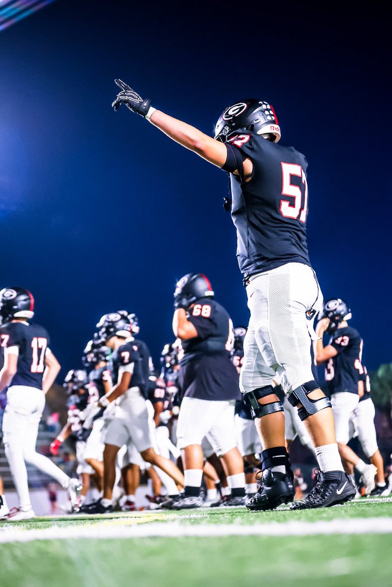 KylerHanson2027's tweet photo. EXITED FOR OUR FIRST LEAGUE GAME @ COVINA DISTRICT FEILD VERSUS NORTHVIEW!! I cant wait to ball out with my brothers tonight! 

@CoachFerrariOL @GlendoraHighFB @CoachVaniman https://t.co/x2xtnVAYuY