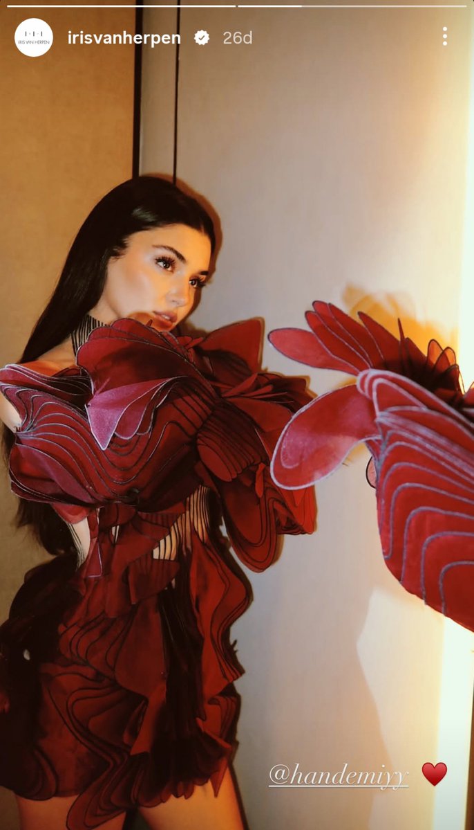 DailyHandeErcel's tweet photo. Dünyaca ünlü haute couture markası Iris van Herpen, tasarımını giyen #HandeErçel'i resmi Instagram hesabından paylaştı ve Hande'nin gönderisine "Gorgeous!❤️" yorumu yaptı❤️‍🔥 https://t.co/rj8sYHppbq