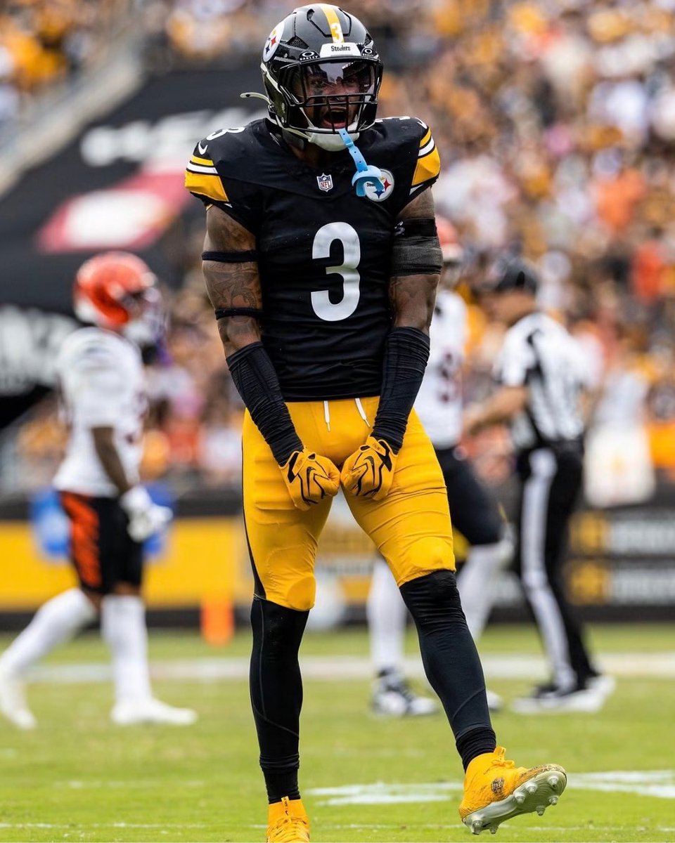 QCollarOfficial's tweet photo. Our favorite photos πΈπ― from an action-packed Week 3!
Whoβs fired up for another weekend of big-time performances from Collared Up ballers? We know we are! βοΈπͺ
#QCollar #CollarUp #NFL #Football #nflfootball https://t.co/AaalIUKPGb