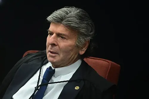 VIREMIOFICIAL's tweet photo. VIREMI | POLÍTICA
⚖️ FLÁVIO BOLSONARO PEDE A FUX INVESTIGAÇÃO CONTRA DEPUTADOS DO PT

A defesa de Flávio Bolsonaro pediu ao ministro Luiz Fux, do STF, a instauração de um inquérito policial para apurar declarações e acusações que teriam sido feitas por deputados do PT contra o candidato.

Segundo o Metrópoles, os advogados alegam que parlamentares petistas fizeram acusações contra Flávio que, na avaliação da defesa, precisam ser investigadas criminalmente.

O pedido agora está nas mãos de Fux, que deverá avaliar se existem elementos para determinar alguma apuração ou encaminhar o caso aos órgãos competentes.

A movimentação acontece em meio a uma sequência de disputas judiciais envolvendo a campanha presidencial nos últimos dias antes do primeiro turno.

⚠️ Até o momento, trata-se de um pedido apresentado pela defesa de Flávio; não há decisão de Fux determinando a abertura do inquérito.

Fonte: Metrópoles