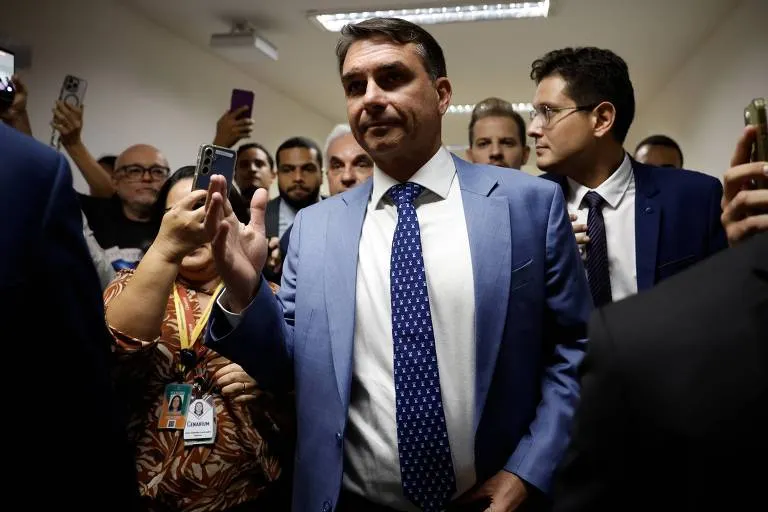 VIREMIOFICIAL's tweet photo. VIREMI | POLÍTICA
⚖️ FLÁVIO BOLSONARO PEDE A FUX INVESTIGAÇÃO CONTRA DEPUTADOS DO PT

A defesa de Flávio Bolsonaro pediu ao ministro Luiz Fux, do STF, a instauração de um inquérito policial para apurar declarações e acusações que teriam sido feitas por deputados do PT contra o candidato.

Segundo o Metrópoles, os advogados alegam que parlamentares petistas fizeram acusações contra Flávio que, na avaliação da defesa, precisam ser investigadas criminalmente.

O pedido agora está nas mãos de Fux, que deverá avaliar se existem elementos para determinar alguma apuração ou encaminhar o caso aos órgãos competentes.

A movimentação acontece em meio a uma sequência de disputas judiciais envolvendo a campanha presidencial nos últimos dias antes do primeiro turno.

⚠️ Até o momento, trata-se de um pedido apresentado pela defesa de Flávio; não há decisão de Fux determinando a abertura do inquérito.

Fonte: Metrópoles