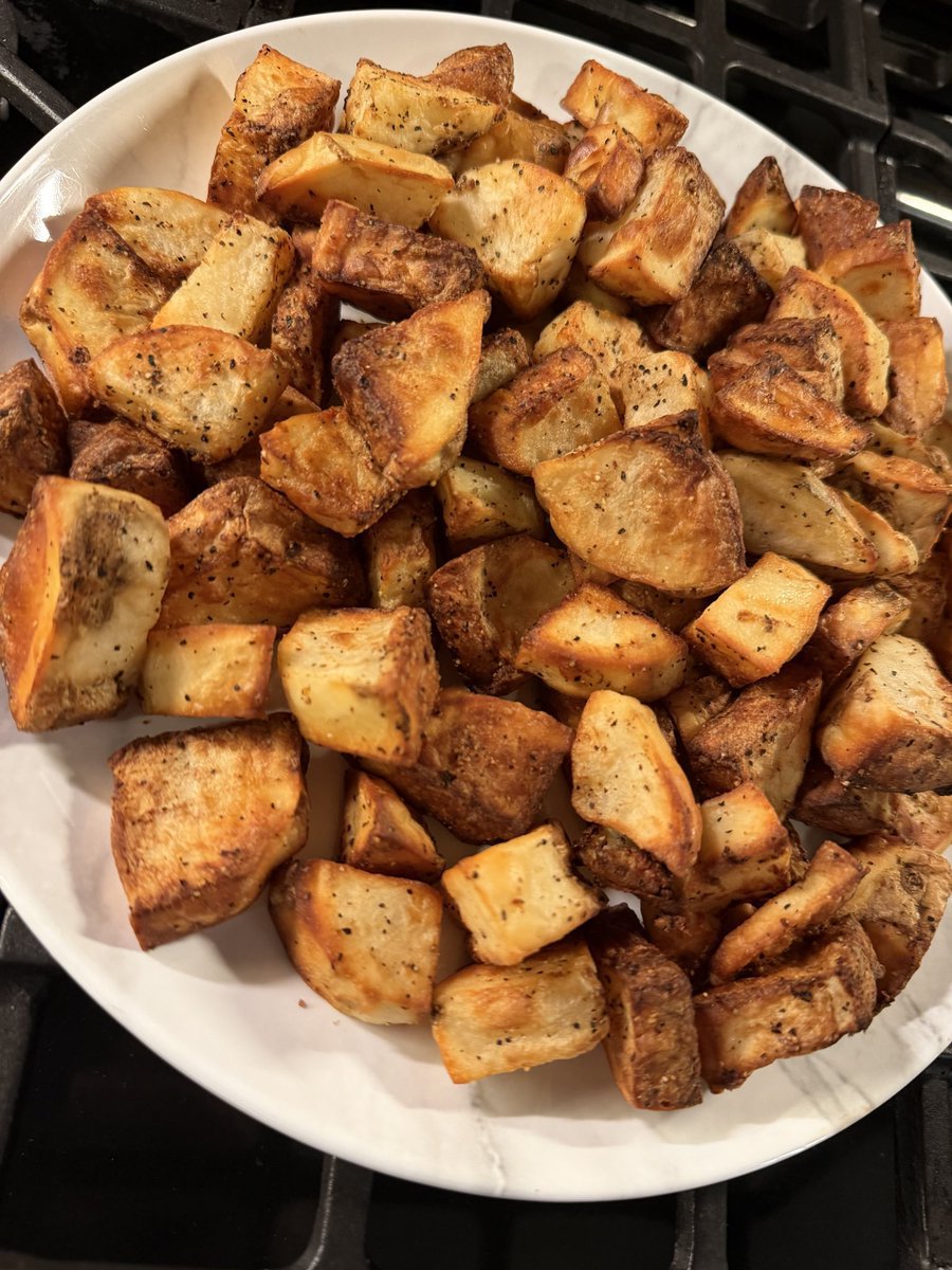 DeanTTraining's tweet photo. I’m going to KEEP SAYING IT until every last person alive is WELL AWARE:

Air Fried Potatoes have been given the formal name of “Nature’s Ozempic”

Nothing else on Earth will provide you with as much of a satiety benefit

Even 500g will have you full for hours and hours https://t.co/7IRJbN46iF