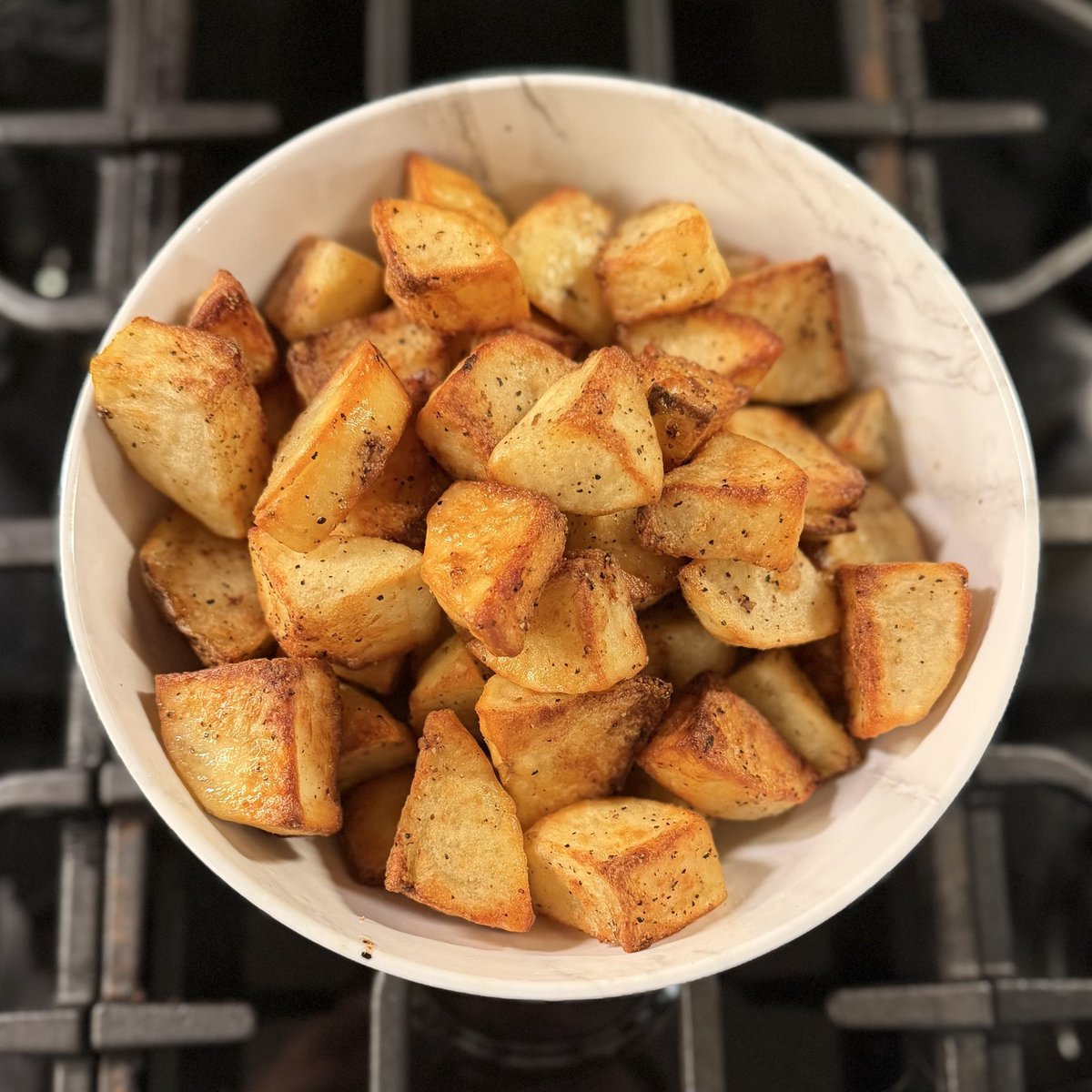 DeanTTraining's tweet photo. I’m going to KEEP SAYING IT until every last person alive is WELL AWARE:

Air Fried Potatoes have been given the formal name of “Nature’s Ozempic”

Nothing else on Earth will provide you with as much of a satiety benefit

Even 500g will have you full for hours and hours https://t.co/7IRJbN46iF